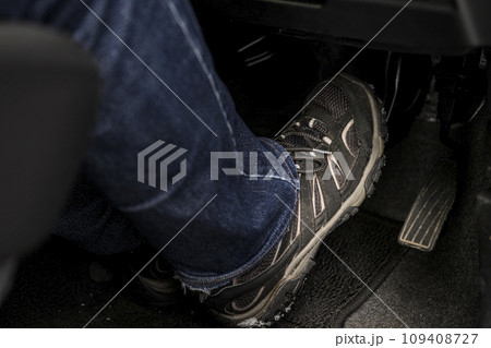 ブレーキ操作する足元 ブレーキ操作する足元 109408727