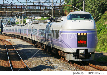 中央線を走行する車両 109408755