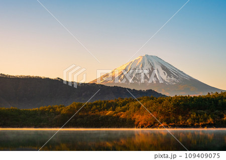 夜明けの富士山(西湖にて) 夜明けの富士山(西湖にて) 109409075