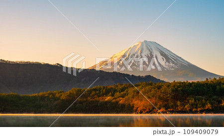 夜明けの富士山（西湖にて） 109409079
