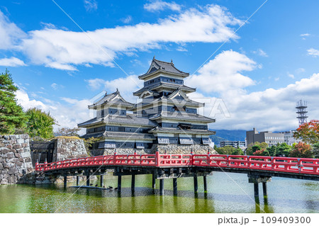 長野県松本市　晴天の国宝松本城 109409300