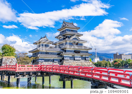 長野県松本市　晴天の国宝松本城 109409301
