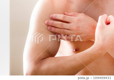 たくましい男性の上腕 たくましい男性の上腕 109409431