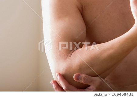たくましい男性の上腕 たくましい男性の上腕 109409433