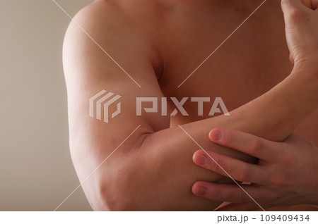たくましい男性の上腕 109409434