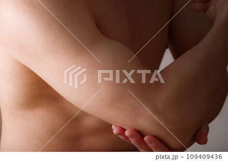 たくましい男性の上腕 たくましい男性の上腕 109409436