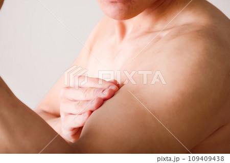 たくましい男性の上腕 109409438
