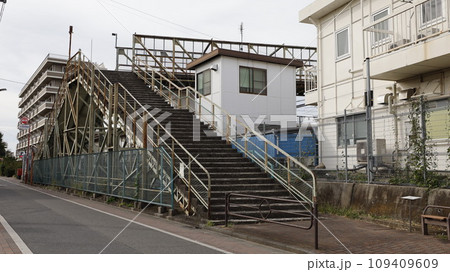 2023年12月に撤去工事の開始が予定されている三鷹跨線人道橋、太宰治のゆかりの地として知られる 2023年12月に撤去工事の開始が予定されている三鷹跨線人道橋、太宰治のゆかりの地として知られる 109409609