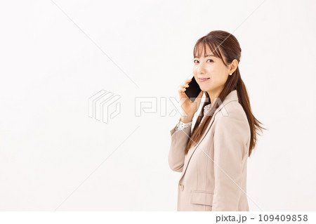 女性　ビジネス　スマートフォン 109409858