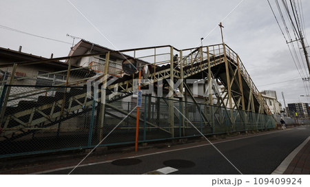 2023年12月に撤去工事の開始が予定されている三鷹跨線人道橋、太宰治のゆかりの地として知られる 109409924