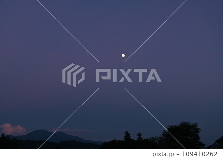 北杜市白州町の夕空に浮かぶ月齢11.4の月 北杜市白州町の夕空に浮かぶ月齢11.4の月 109410262