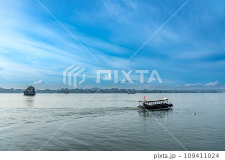 ベトナムハロン湾の奇岩と漁をする人の船 109411024