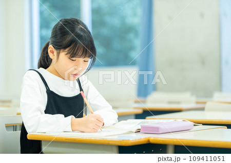 勉強をする小学生の女の子　撮影協力：有明教育芸術短期大学 109411051