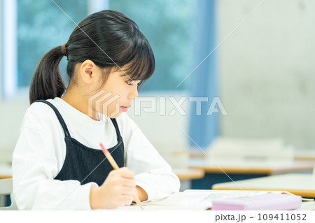 勉強をする小学生の女の子　撮影協力：有明教育芸術短期大学 109411052