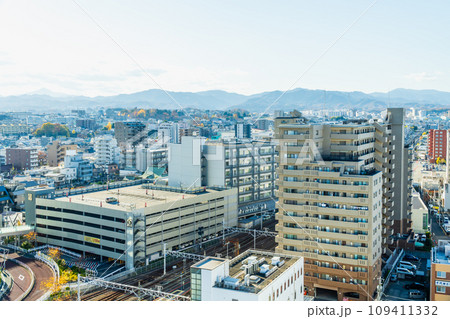 東京都　八王子駅ビルから南方丹沢山方向の市街風景 109411332