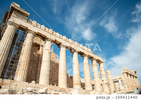 ギリシャアテネのとても美しく歴史的なアクロポリスの風景 ギリシャアテネのとても美しく歴史的なアクロポリスの風景 109411440