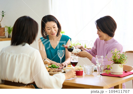 ホームパーティーを楽しむ女性たち 109411707