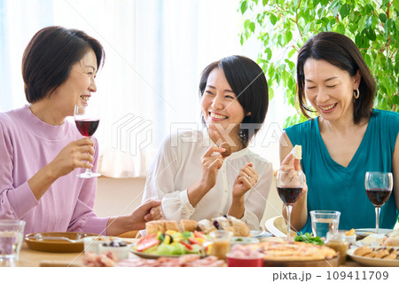ホームパーティーを楽しむ女性たち 109411709