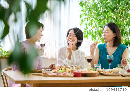 ホームパーティーを楽しむ女性たち 109411710