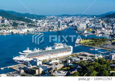 鍋冠山から長崎港・クルーズ客船の眺め　【長崎県長崎市】 109411767