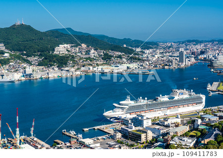 鍋冠山から長崎港・クルーズ客船の眺め　【長崎県長崎市】 109411783