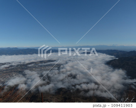 埼玉県秩父にある武甲山山頂から見下ろす雲海と秩父の街 109411903