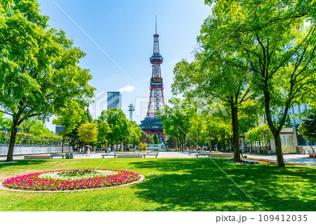 【北海道】大通公園にそびえ立つさっぽろテレビ塔 109412035