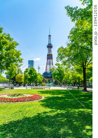 【北海道】大通公園にそびえ立つさっぽろテレビ塔 109412036