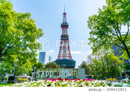 【北海道】大通公園にそびえ立つさっぽろテレビ塔 【北海道】大通公園にそびえ立つさっぽろテレビ塔 109412051