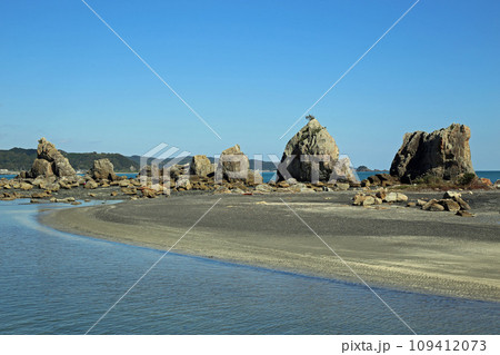串本町の海岸の橋杭岩 109412073