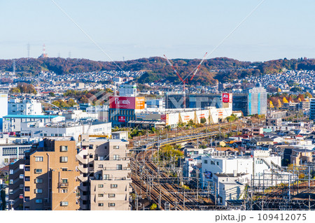 東京都　八王子駅の東、東京方向の中央線と横浜線を見る　 109412075