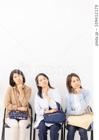 待合室に座って悩む女性 109412178