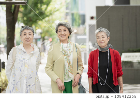 おしゃれをして街を歩くグレイヘアのシニア女性 おしゃれをして街を歩くグレイヘアのシニア女性 109412258