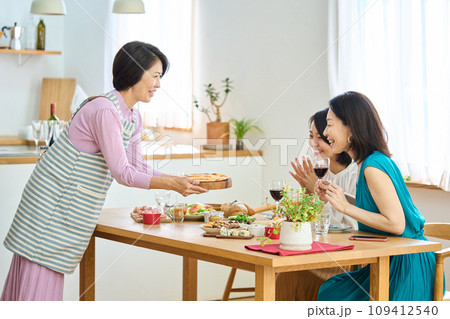 ホームパーティーを楽しむ女性たち 109412540