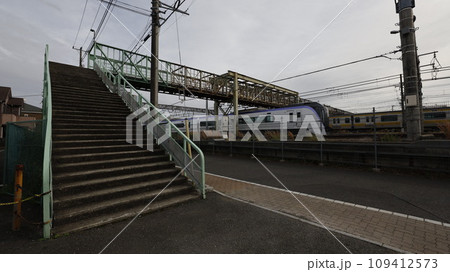 太宰治のゆかりの地で2023年12月に撤去工事の開始が予定されている三鷹跨線人道橋、特急あずさが走る 太宰治のゆかりの地で2023年12月に撤去工事の開始が予定されている三鷹跨線人道橋、特急あずさが走る 109412573