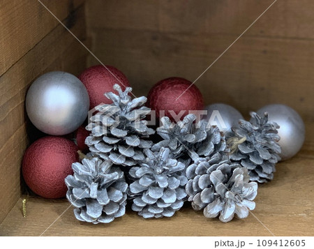 クリスマスのオーナメントディスプレイ シルバーの松ぼっくりと赤と銀のボール飾り クリスマスのオーナメントディスプレイ シルバーの松ぼっくりと赤と銀のボール飾り 109412605