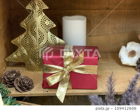 クリスマスのギフトイメージ 赤いプレゼントボックスとゴールドのツリーオブジェの室内装飾 クリスマスのギフトイメージ 赤いプレゼントボックスとゴールドのツリーオブジェの室内装飾 109412606