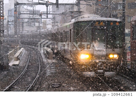 雪降る中走る223系2500番台 109412661