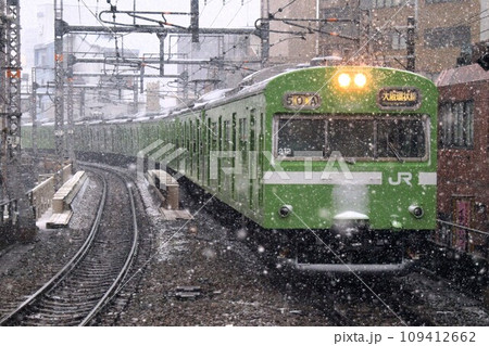 雪降る中を走る103系大阪環状線直通大和路線 109412662