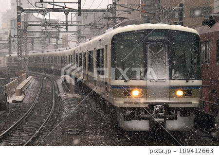 雪の中を走る221系未更新車 109412663