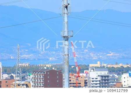 建物より高くそびえる鉄塔 109412799