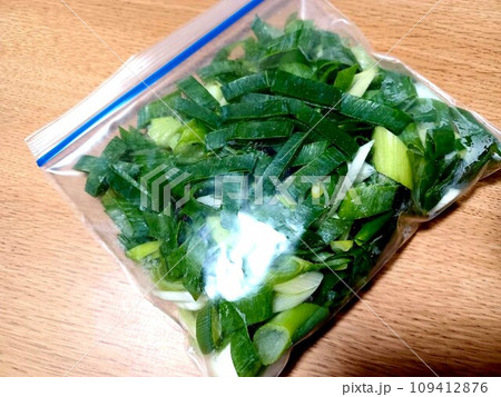 長ねぎを冷凍保存するまえの下ごしらえ 109412876