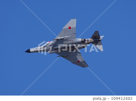 航空祭で機動飛行を行う航空自衛隊のF-4 航空祭で機動飛行を行う航空自衛隊のF-4 109412882
