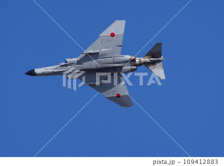 航空祭で機動飛行を行う航空自衛隊のF-4 109412883