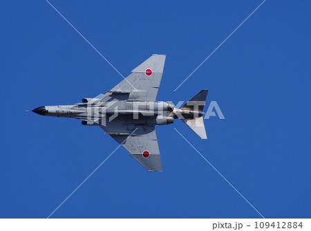 航空祭で機動飛行を行う航空自衛隊のF-4 109412884