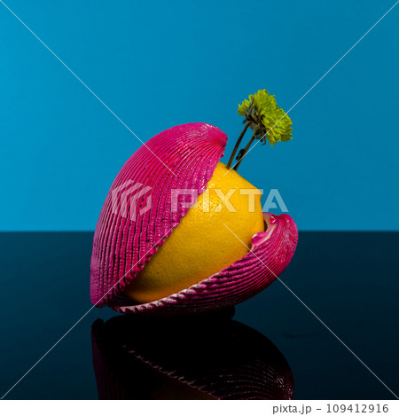 Composition with lemon and shells on a blue background 109412916