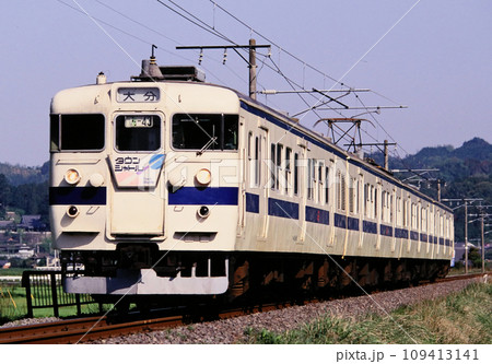 1995年日豊本線中山香駅付近を走る421系電車 109413141