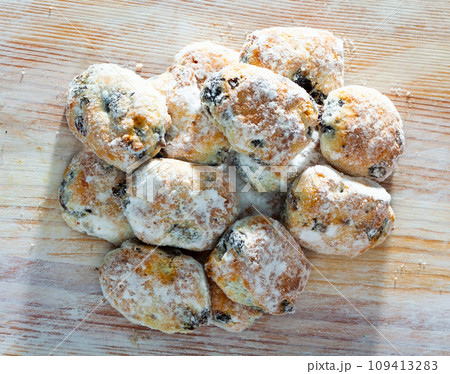 Mini marzipan stollens 109413283