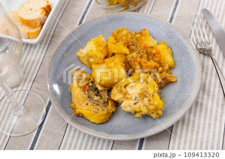 Chicken drumsticks with boiled potatoes with sauce 109413320
