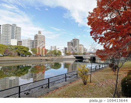 広島県広島市南区 京橋川に映る街並み 比治山本町から見た 鶴見橋 広島県広島市南区 京橋川に映る街並み 比治山本町から見た 鶴見橋 109413644